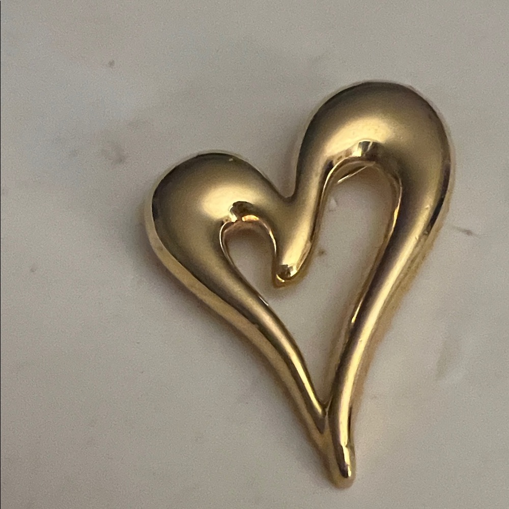 Gold Tone Sculpted Heart Pin Brooch